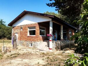 2-bed, 2-bath renovated house close to the seacoast