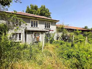 House with a garden in the village of Yantra