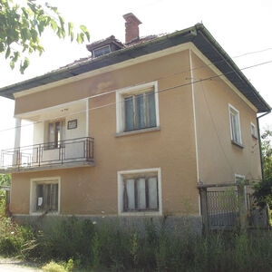 Old rural property with big yard and spacious farm building