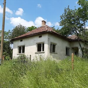 Old country house with two big plots of land and nice views 