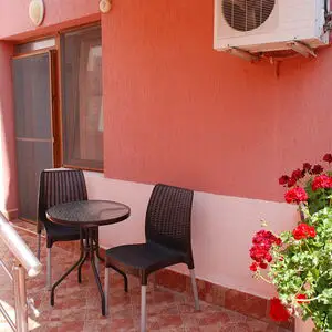 Adjoining studios with shared price, near Dinevi port.